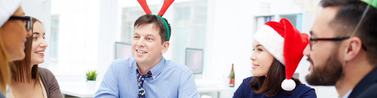 Elementos clave al diseñar uniformes navideños corporativos